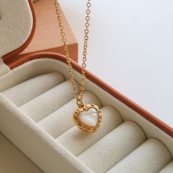 NEW 18K Gold Plated Shell Embossed Heart Love Necklace - Picture 7 of 12